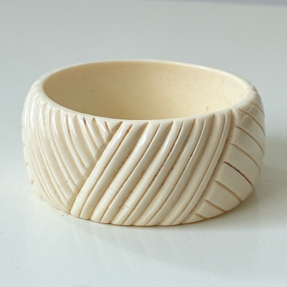 Vintage Cream Carved Geometric Bangle Bracelet - Picture 4 of 7
